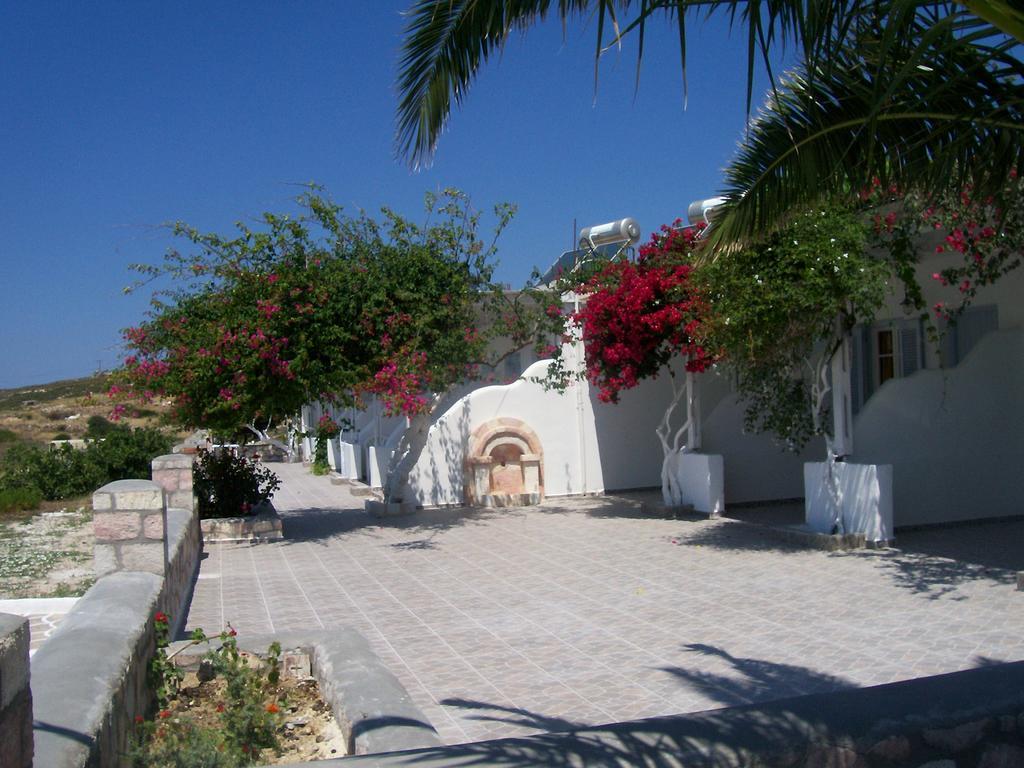 Κalamitsi Rooms & Apartments Kimolos Exterior photo